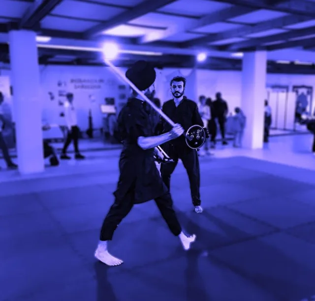 Pratica del Gatka con bastone durante allenamento